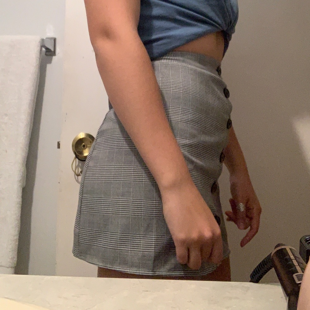 Forever 21 black and white skirt w/ black buttons
